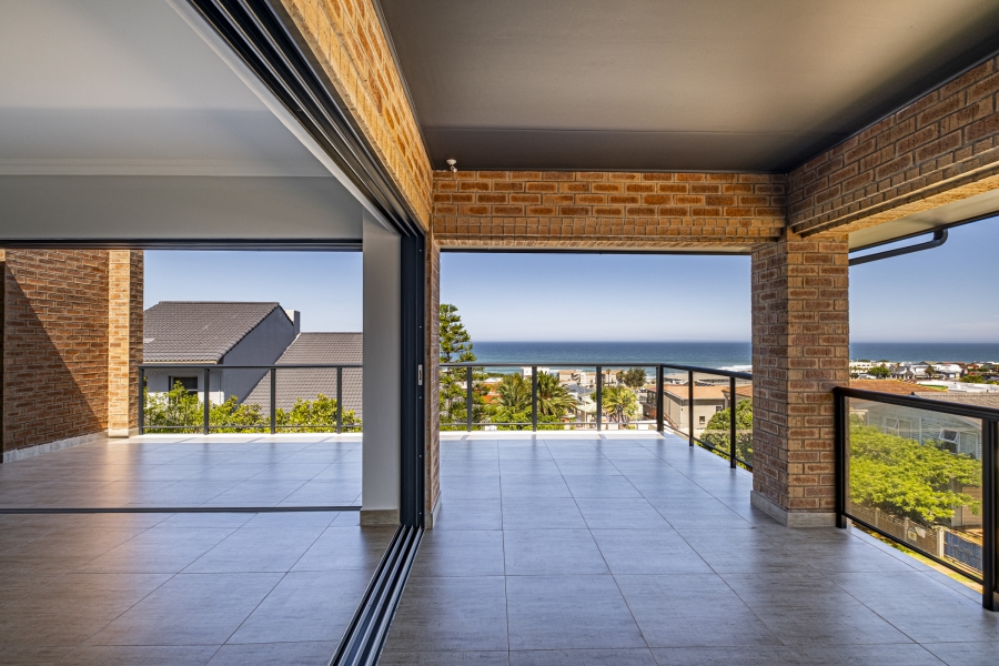 4 Bedroom Property for Sale in Wavecrest Eastern Cape